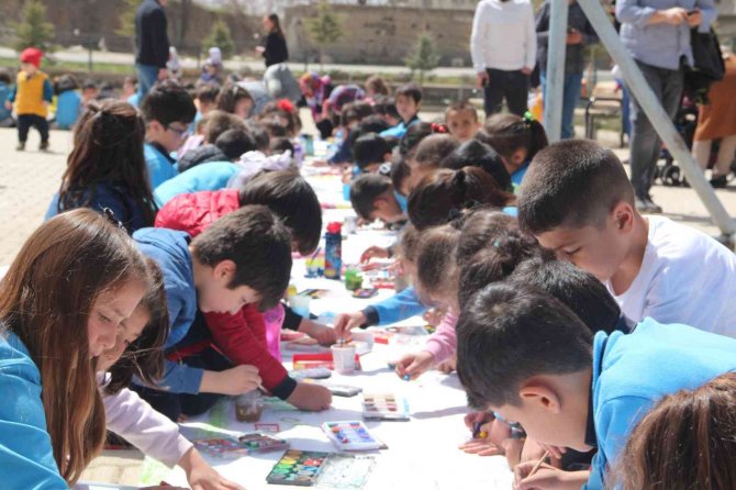 350 Öğrenci 150 Metrekarelik Kumaşa Aynı Anda Resim Çizdi