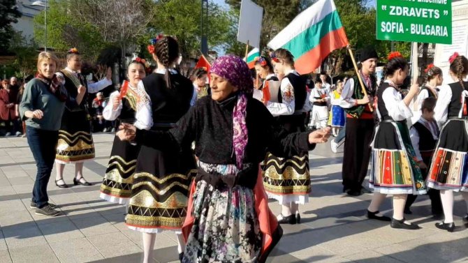 Bulgar Folklor Ekibi Ve Vatandaşlar Edirne’de Ankara Havası Oynadı