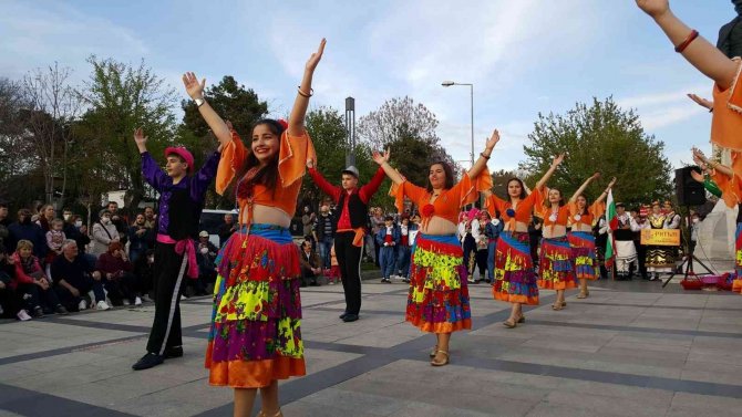 Bulgar Folklor Ekibi Ve Vatandaşlar Edirne’de Ankara Havası Oynadı