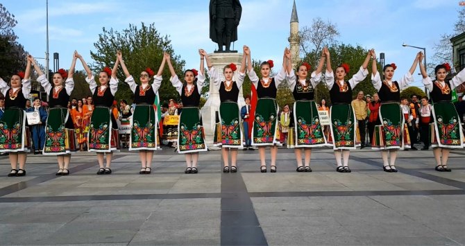 Bulgar Folklor Ekibi Ve Vatandaşlar Edirne’de Ankara Havası Oynadı