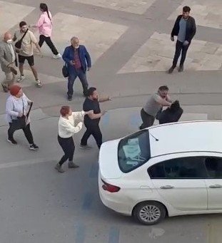 Kendisine Yol Vermeyen Sürücüyü Tek Yumrukta Yere Serdi