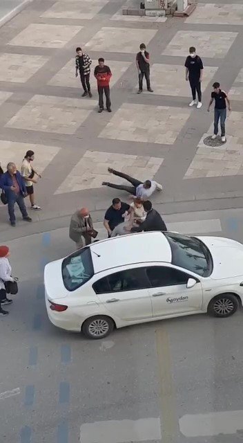 Kendisine Yol Vermeyen Sürücüyü Tek Yumrukta Yere Serdi