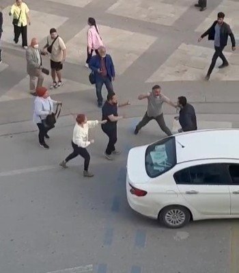 Kendisine Yol Vermeyen Sürücüyü Tek Yumrukta Yere Serdi