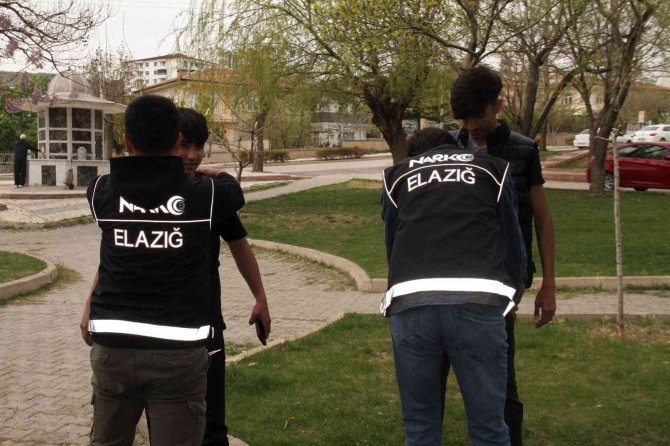 Elazığ’da Okul Önlerinde Asayiş Uygulaması Gerçekleştirildi