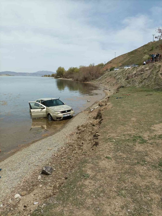 Elazığ’da Otomobil Göle Uçtu, Sürücü Kendi İmkanlarıyla Araçtan Çıkarak Kıyıya Yüzdü