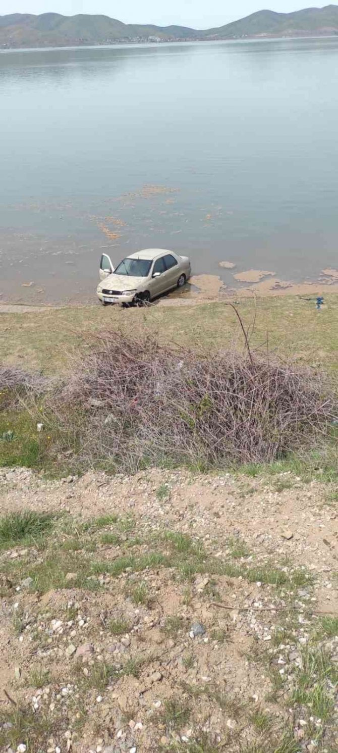 Elazığ’da Otomobil Göle Uçtu, Sürücü Kendi İmkanlarıyla Araçtan Çıkarak Kıyıya Yüzdü
