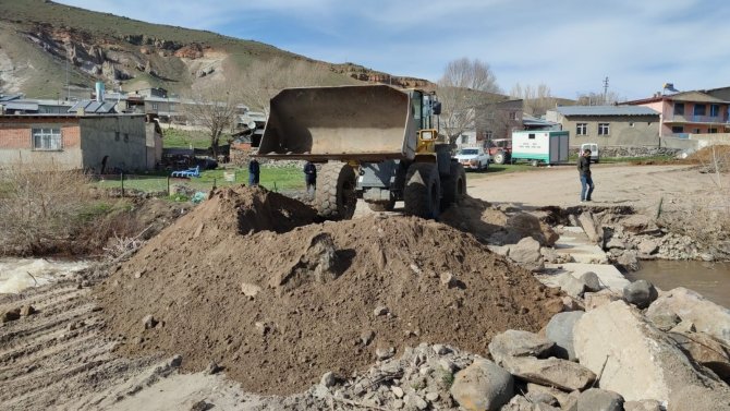 Eriyen Kar Suları Köprüyü Yıktı