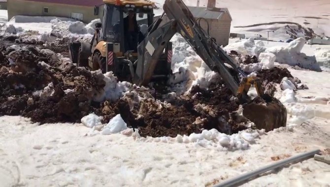 Ulaşım Sağlanamadığı İçin Ekipler Mahalleye Havaların Isınmasıyla Ulaşabildi