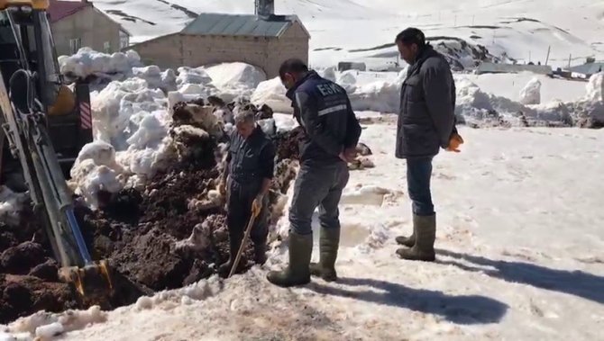 Ulaşım Sağlanamadığı İçin Ekipler Mahalleye Havaların Isınmasıyla Ulaşabildi