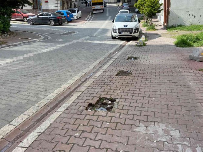 Kaldırımdaki Beton Mantarları Çaldılar, Arkalarına Bakmadan Uzaklaştılar