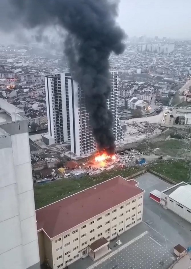 Esenyurt’ta Geri Dönüşüm Alanında Korkutan Yangın