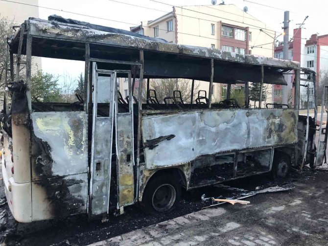 İ̇şçi Taşıyan Seyir Halindeki Minibüs Alev Alev Yandı