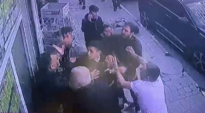 Gaziosmanpaşa’da 4 Kişinin Yaralandığı Silahlı Kavga Kamerada