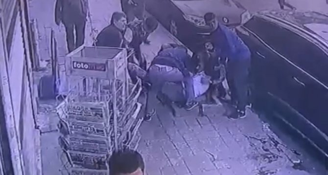 Gaziosmanpaşa’da 4 Kişinin Yaralandığı Silahlı Kavga Kamerada