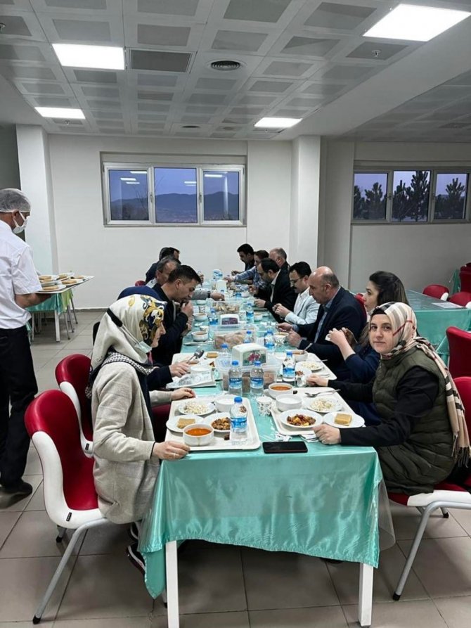 Gediz Kaymakamı Hakan Alkan Sağlık Çalışanları İle İftarda Bir Araya Geldi