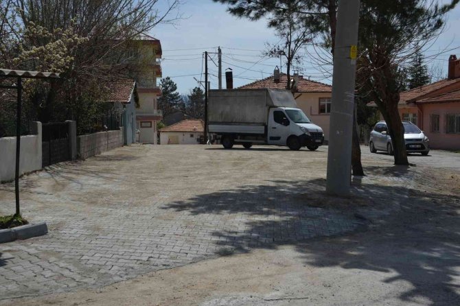 Gediz’de Yol, Yaya Yolu Ve Cep Otopark Çalışmaları Devam Ediyor