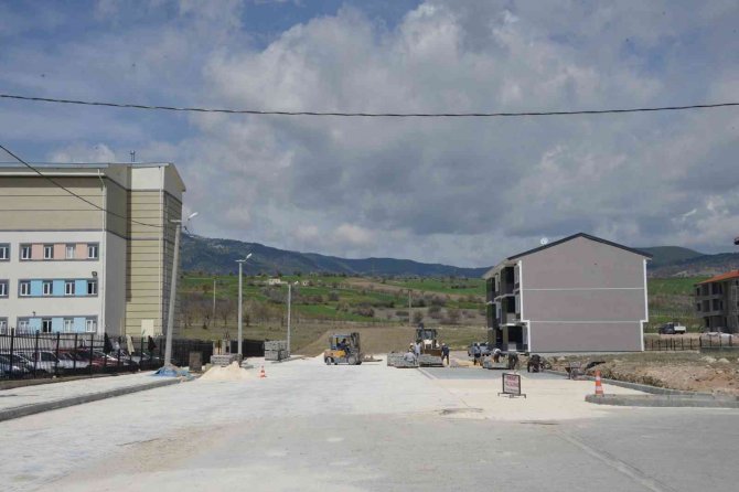 Gediz’de Yol, Yaya Yolu Ve Cep Otopark Çalışmaları Devam Ediyor