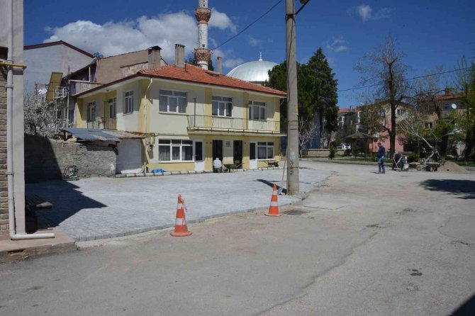 Gediz’de Yol, Yaya Yolu Ve Cep Otopark Çalışmaları Devam Ediyor