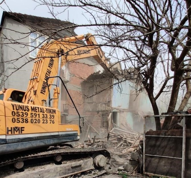 Gölcük’te 98 Bina Yıkıldı
