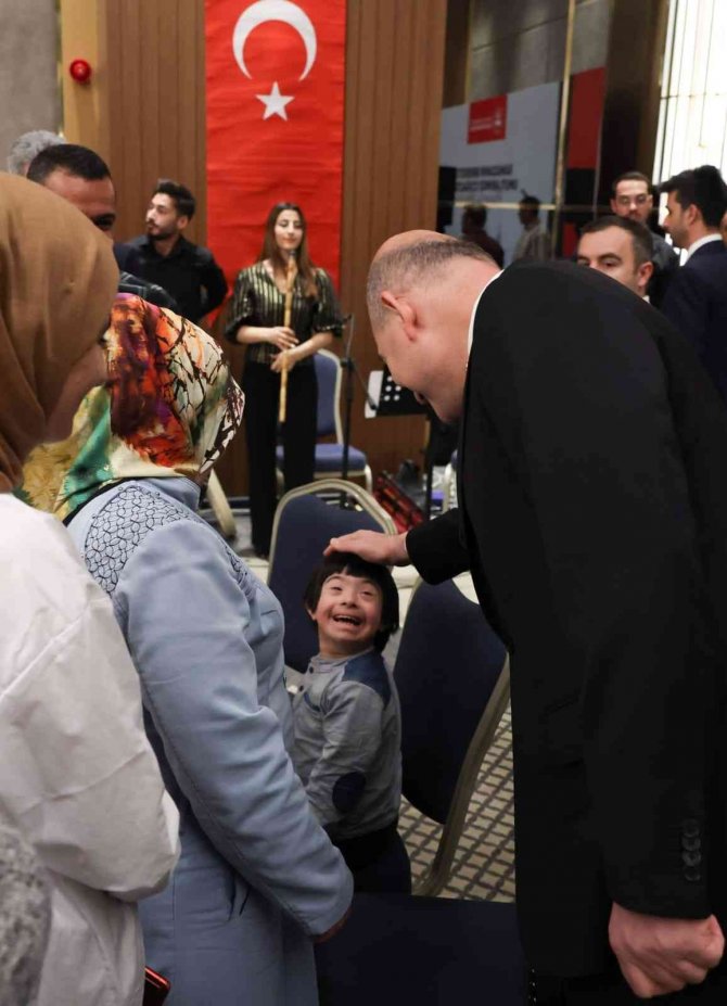 İ̇çişleri Bakanı Soylu, Diyarbakır’da Evlat Nöbetindeki Ailelerle İftarda Bir Araya Geldi