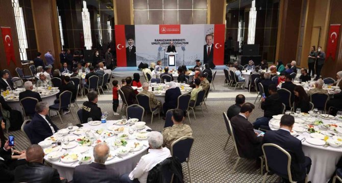 İ̇çişleri Bakanı Soylu, Diyarbakır’da Evlat Nöbetindeki Ailelerle İftarda Bir Araya Geldi