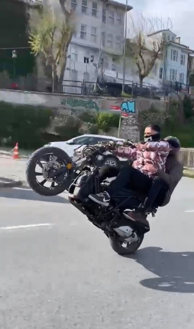 Fatih’te Tek Teker Kullandığı Motosikletle Tehlike Saçtı: O Anlar Kamerada