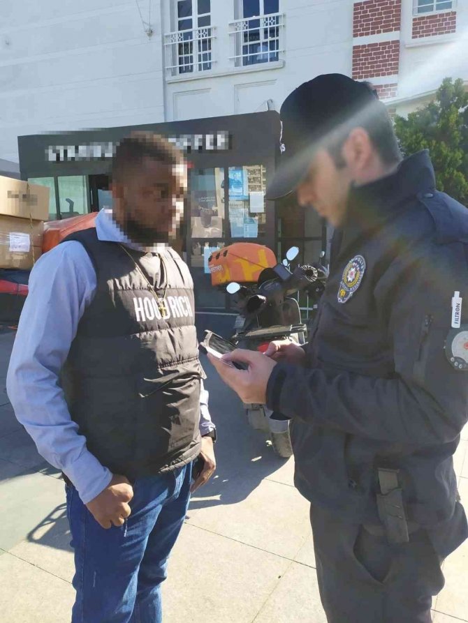 İ̇stanbul’da 244 Düzensiz Göçmen Yakalandı
