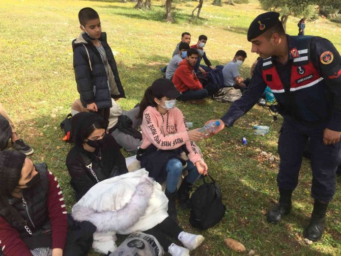 İ̇zmir’de Boş Arazide 94 Afgan Göçmen Kurtarıldı
