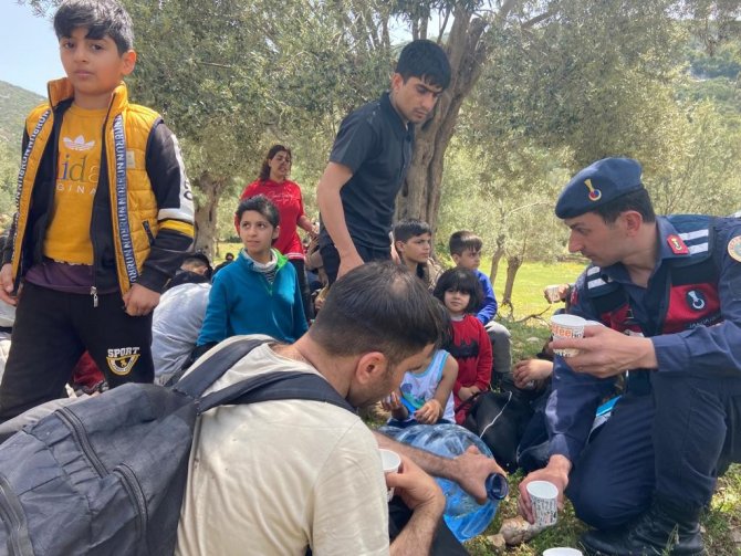 İ̇zmir’de Boş Arazide 94 Afgan Göçmen Kurtarıldı