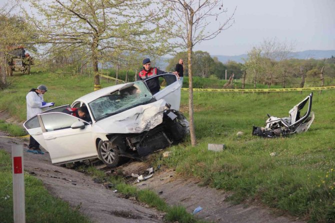 Karşı Şeride Geçen Otomobil Dehşet Saçtı: 2 Ölü, 1 Ağır Yaralı