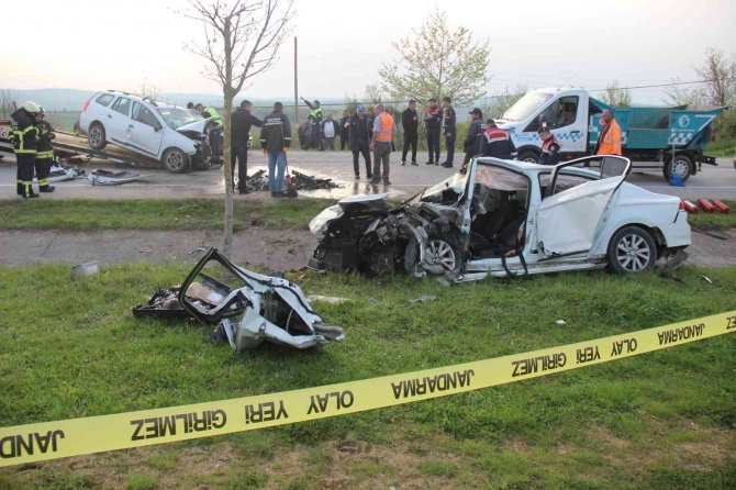 Karşı Şeride Geçen Otomobil Dehşet Saçtı: 2 Ölü, 1 Ağır Yaralı
