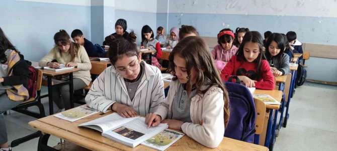 Süper Öğretmenin Öğrencileri Şair Ve Yazar Oldu