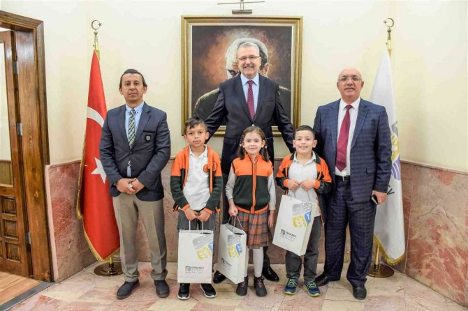 Karacabey’de Minik Cemre, Başkanlık Koltuğunu Devraldı
