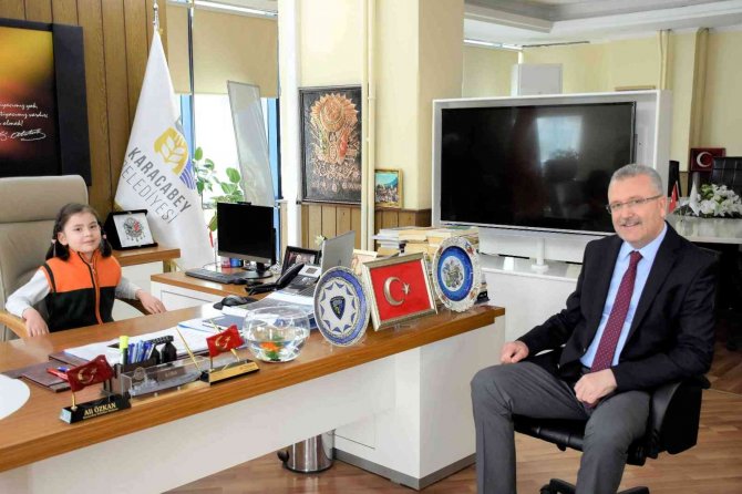 Karacabey’de Minik Cemre, Başkanlık Koltuğunu Devraldı