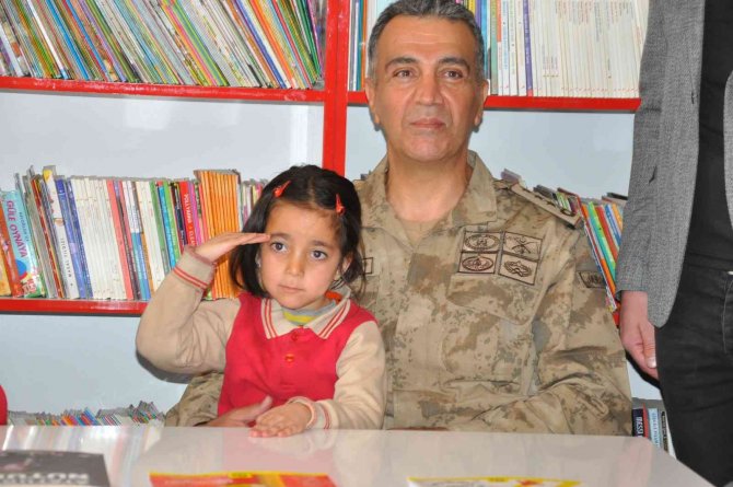 Asker Selamıyla Komutan Karşıladı