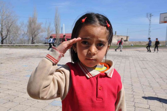 Asker Selamıyla Komutan Karşıladı