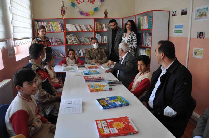 Asker Selamıyla Komutan Karşıladı