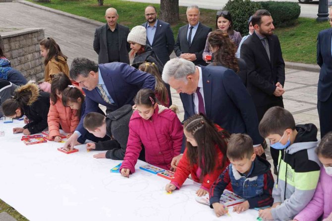 Yaptıkları Bin 920 Resimle Kentin Sokaklarını Renklendirdiler