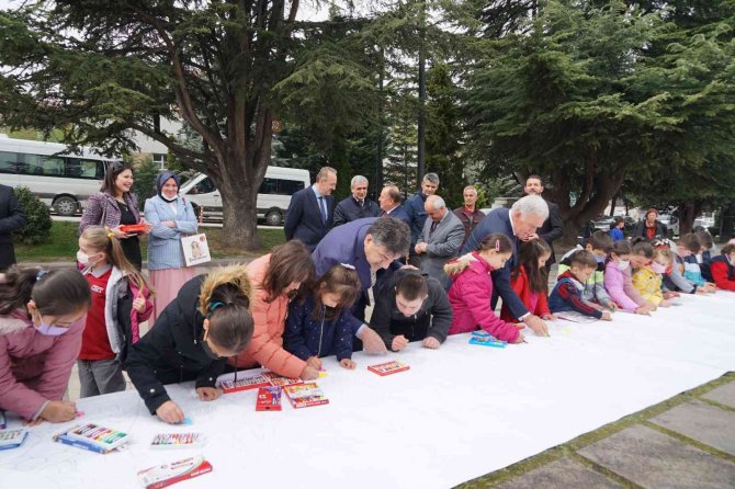 Yaptıkları Bin 920 Resimle Kentin Sokaklarını Renklendirdiler