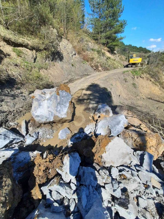 Heyelanda Kayaların Kapattığı Köy Yolu Ulaşıma Açıldı