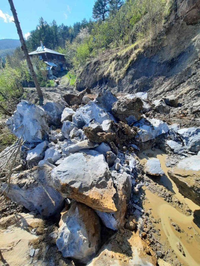 Heyelanda Kayaların Kapattığı Köy Yolu Ulaşıma Açıldı