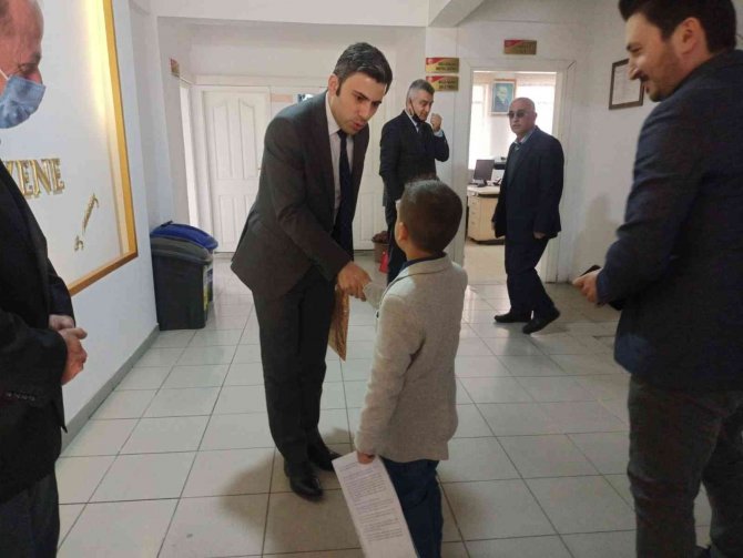 Kaymakam Bütün Koltuğunu Minik Eymen’e Devretti