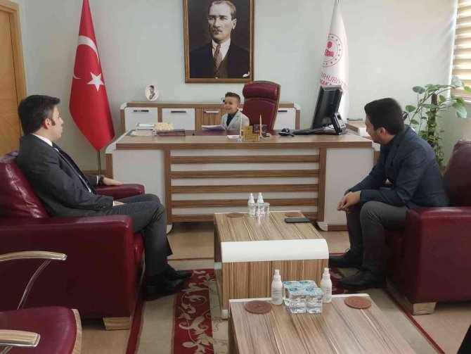 Kaymakam Bütün Koltuğunu Minik Eymen’e Devretti