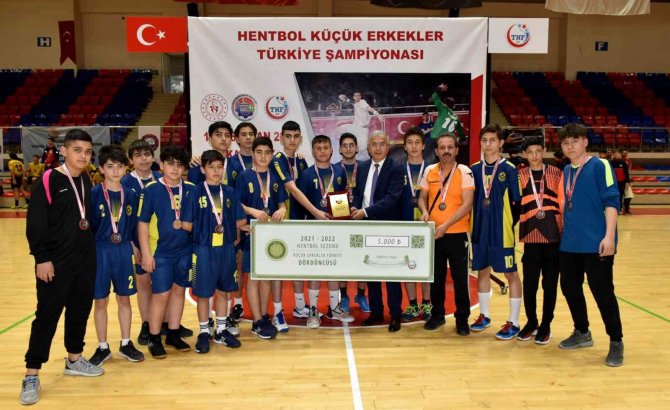 İ̇zzet Öksüzkaya Hentbolde Türkiye 4.’sü Oldu