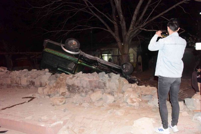 Ehliyetsiz Sürücünün Kullandığı Araç Müstakil Evin Bahçesine Uçtu: 6 Yaralı