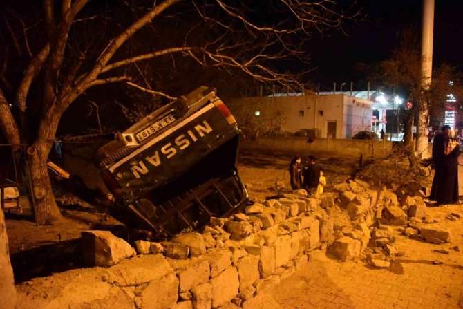 Ehliyetsiz Sürücünün Kullandığı Araç Müstakil Evin Bahçesine Uçtu: 6 Yaralı