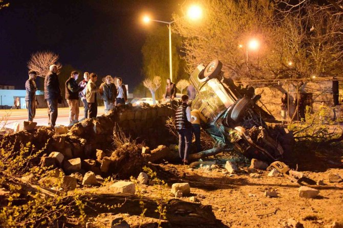 Ehliyetsiz Sürücünün Kullandığı Araç Müstakil Evin Bahçesine Uçtu: 6 Yaralı