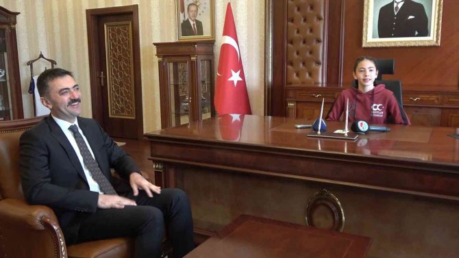 Koltuğa Oturdu Talimatı Verdi: "Haftada 1 Ders Saati Kitap Okunsun"