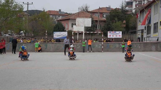 Öğrenciler Geri Dönüşüm Malzemelerinden Yaptıkları Nostaljik Araçlarla Yarıştı