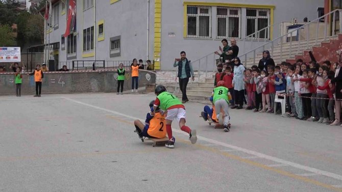 Öğrenciler Geri Dönüşüm Malzemelerinden Yaptıkları Nostaljik Araçlarla Yarıştı
